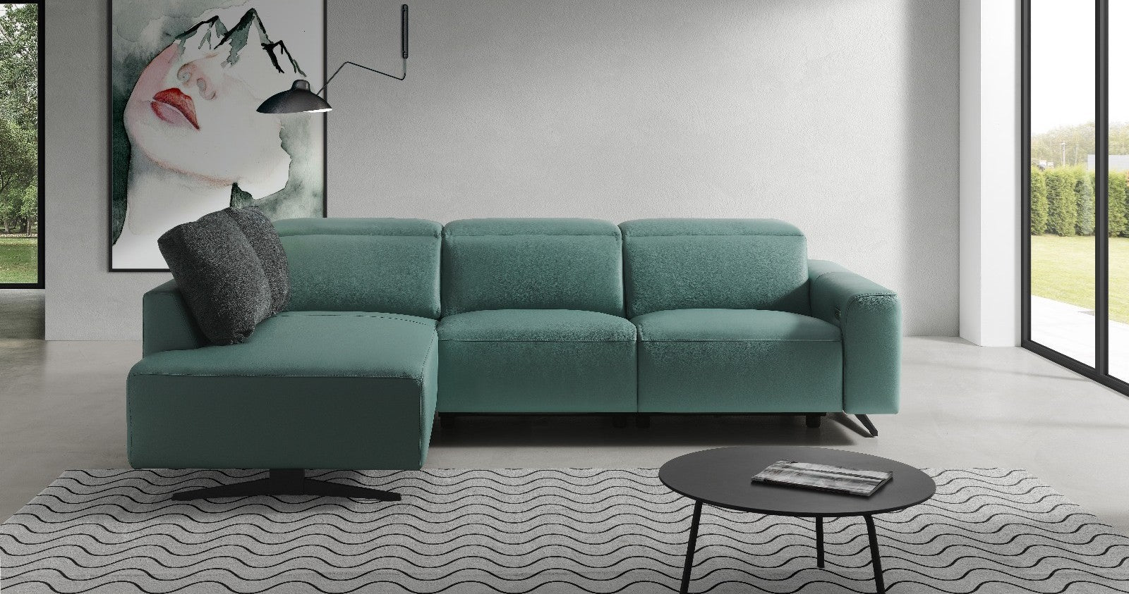 Sofá chaiselongue con pata alta cromada. 